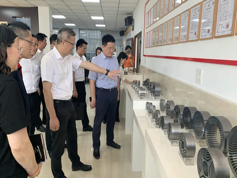 Pumunta si Secretary Xu Jianyi sa Changle Town para magsagawa ng corporate service activities at binisita ang Zhejiang Jufeng Co., Ltd. at iba pang negosyo